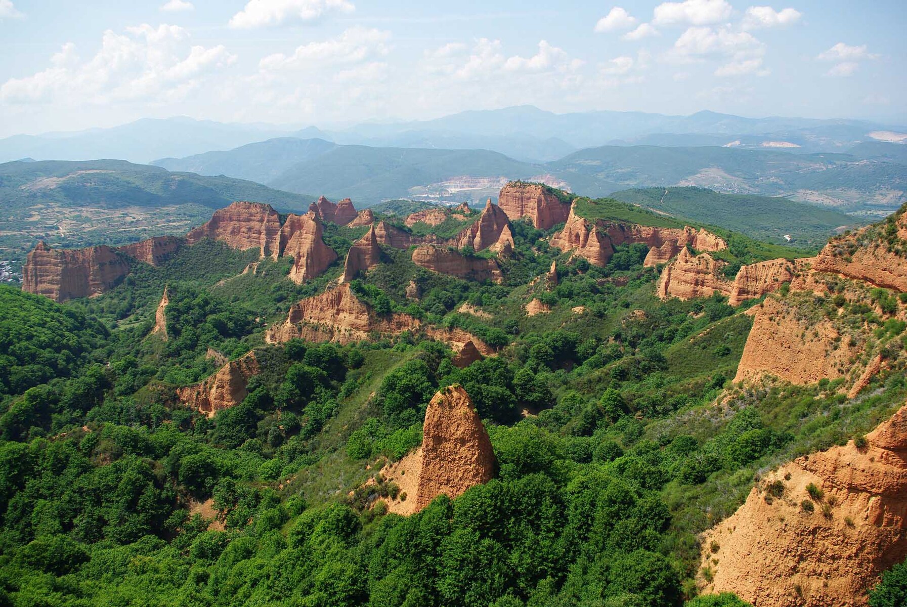 Los 7 entornos naturales de Castilla y León que te enamorarán viajando en autocaravana o camper